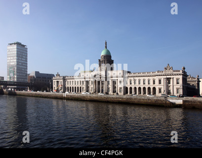 Custom House, einem neoklassizistischen Gebäude aus dem 18. Jahrhundert von James Gandon und Liberty Hall auf den Fluss Liffey, Dublin. Stockfoto