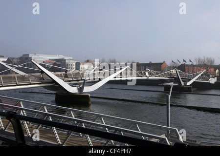 Die Millennium Bridge, eine Fußgängerbrücke über den Fluss Liffey Anschluss Temple Bar an der Nord-Kais in Dublin. Stockfoto