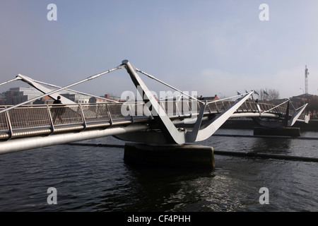 Die Millennium Bridge, eine Fußgängerbrücke über den Fluss Liffey Anschluss Temple Bar an der Nord-Kais in Dublin. Stockfoto