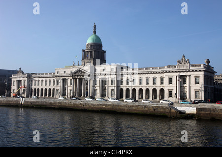 Custom House, einem neoklassizistischen Gebäude aus dem 18. Jahrhundert von James Gandon auf den Fluss Liffey, Dublin. Stockfoto