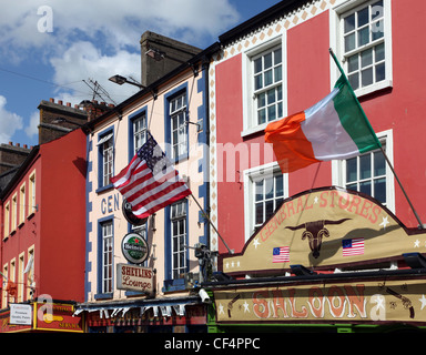 USA und irische Fahnen Ouside Warenhäusern in der Main Street, Carrickmacross. Stockfoto