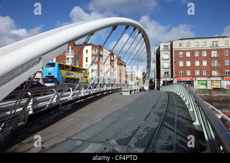 Blick nach Norden über James Joyce Brücke, ein einzelnes span Straßenbrücke Ushers Insel mit Nord Kais über den Fluss Liffey verbinden. Th Stockfoto