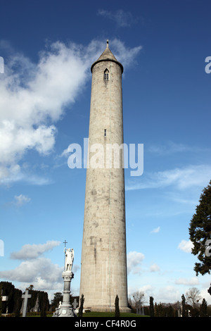 Irische Rundturm in Glasnevin Cemetary, einem viktorianischen Garten Friedhof, angesehene Person als die letzte Ruhestätte von nationale irische Figur Stockfoto