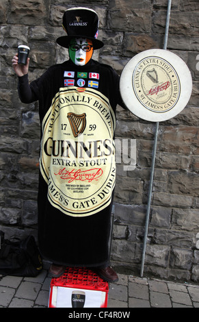 Performance-Künstlerin als lebende Guinness Werbung außerhalb Guinness Storehouse am St. James Gate Brewery, eines Dublin der Stockfoto