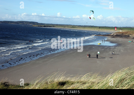 Kiteboarding auf Rosses Point, Strand ein beliebtes Ferienziel in Yeats Land. Stockfoto