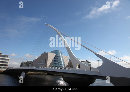 Samuel Beckett Bridge, eine Schrägseilbrücke, entworfen vom spanischen Architekten Santiago Calatrava, die Sir John Rogerson Qua verbindet Stockfoto