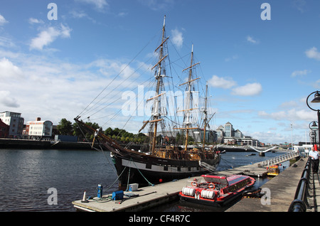 Jeanie Johnston Hungersnot Schiffsmuseum auf den Fluss Liffey, eine Nachbildung der drei Masten Viermastbark die sechzehn Reisen über t gemacht Stockfoto