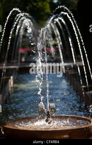 Wasser Fontaine Fuente Agua Garten Jardin Bewegung Geschwindigkeit Flüssigkeit transparent Stockfoto