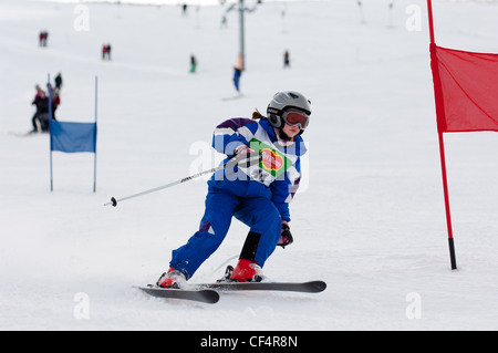 Children's Ski Rennen an der Nevis Range Fort William schottischen Highlands Schottland Großbritannien in perfektem sonnigen Bedingungen gehalten Stockfoto