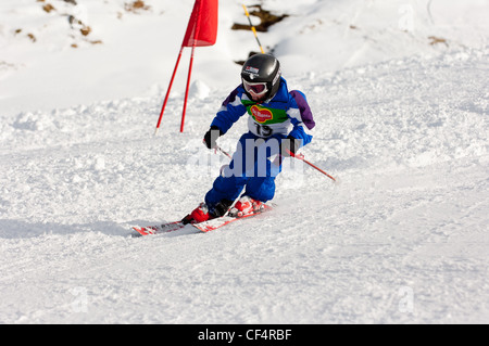 Children's Ski Rennen an der Nevis Range Fort William schottischen Highlands Schottland Großbritannien in perfektem sonnigen Bedingungen gehalten Stockfoto