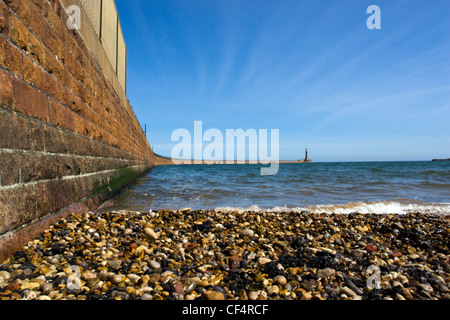 Roker Mole und Leuchtturm an der Mündung des Flusses Wear. Stockfoto