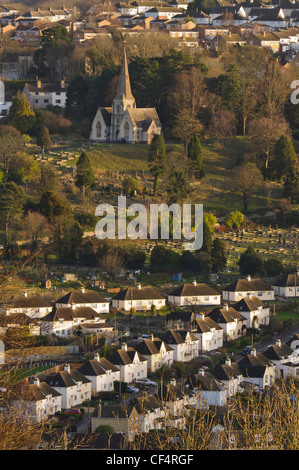 Stroud Stadtfriedhof und Häuserzeilen in The Cotswolds Marktstadt von Stroud, Gloucestershire, UK Stockfoto