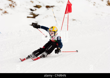 Children's Ski Rennen an der Nevis Range Fort William schottischen Highlands Schottland Großbritannien in perfektem sonnigen Bedingungen gehalten Stockfoto