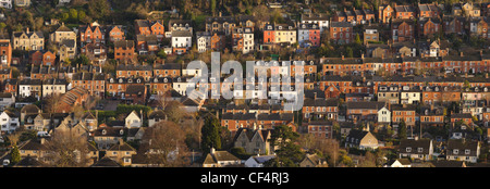 Reihen von Häusern auf dem Hügel in Cotswold Marktstadt von Stroud, Gloucestershire, UK Stockfoto