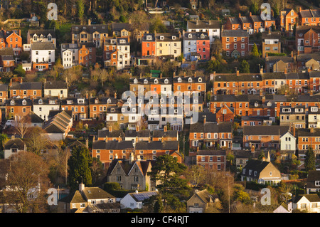 Reihen von Häusern auf dem Hügel in Cotswold Marktstadt von Stroud, Gloucestershire, UK Stockfoto