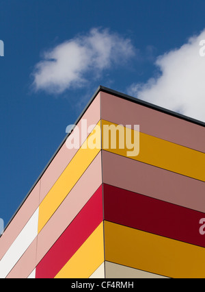 Bunte Fassade eines Gebäudes in der Durham Johnston Schule. Stockfoto