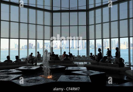 Cafe im Inneren des Museums für islamische Kunst in Doha, Katar Stockfoto