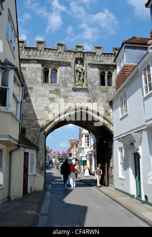 Das 14. Jahrhundert Nordtor in Salisbury in der Cathedral Close führt. Das Tor ist noch von 23:00 bis 06:00 jede Nacht gesperrt. Stockfoto