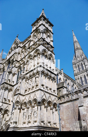 Die reich verzierten Türme der Kathedrale von Salisbury, eines der schönsten mittelalterlichen Kathedralen in Großbritannien. Stockfoto