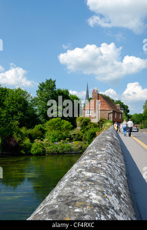 Menschen zu Fuß entlang Ayleswade Brücke über den Fluss Avon. Stockfoto