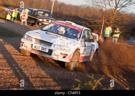 Werkseitiger nationale Klasse Sieger Roger Duckworth in seinem Subaru Impreza WRC-Auto Stockfoto