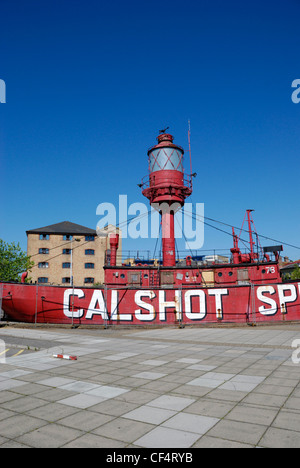 Das Calshot Spit Feuerschiff, einmal verwendet, um Schiffe, Southampton Water, jetzt eine permanente Attraktion in der Ocean Villa Stockfoto