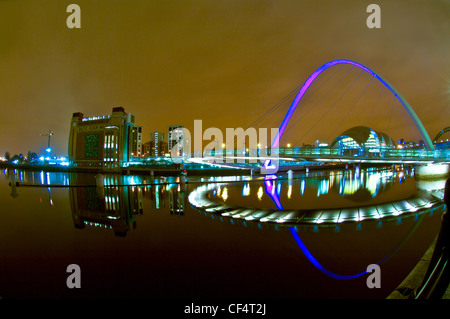 Die Gateshead Millennium Bridge über den Fluss Tyne und die Sage Gateshead und BALTIC Centre for Contemporary Art auf die Tore Stockfoto