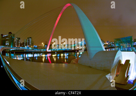 Die Gateshead Millennium Bridge über den Fluss Tyne. Stockfoto