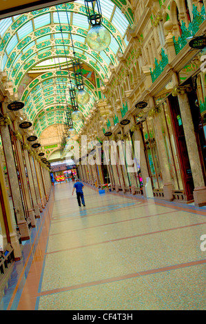 Ein Mann geht durch County Arcade im Quartier Victoria von Leeds. Das Victoria-Viertel wurde um 1900 erbaut und ist Heimat von Stockfoto