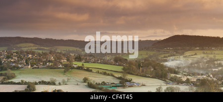 Blick über Painswick Tal und die Cotswold Dorf Painswick in frühen Wintermorgen, Gloucestershire, UK Stockfoto