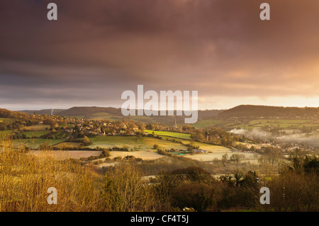 Blick über Painswick Tal und die Cotswold Dorf Painswick in frühen Wintermorgen, Gloucestershire, UK Stockfoto