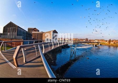Die Castleford Brücke einen neuen 130 Meter lang ist ' Fußgänger-Hängebrücke über den Fluss Aire geformt. Stockfoto