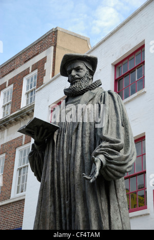 Die Statue der ehemalige Erzbischof von Canterbury George Abbot, 1562-1633 in Guildford High Street. Stockfoto