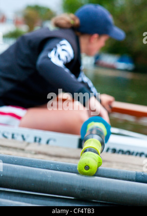 Nahaufnahme einer Frau im Molesey Bootclub auf der Themse Rudern. Stockfoto