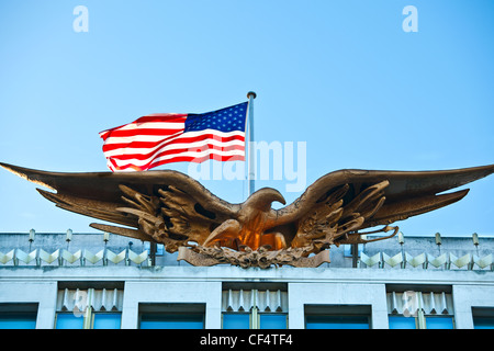 Der kahle Adler und Stars and Stripes Flagge auf der Oberseite der US-Botschaft. Stockfoto