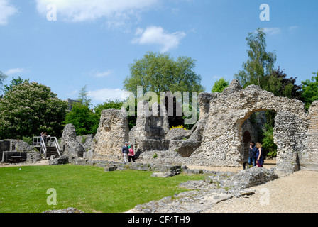 Touristen auf der Suche um die Überreste von Wolvesey Castle (alten Bischofspalast), ehemalige Prinzip Residenz der reichen und Powe Stockfoto