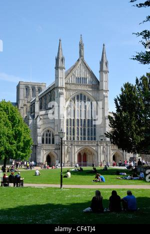 Menschen entspannen auf dem Gelände der Winchester Cathedral. Stockfoto