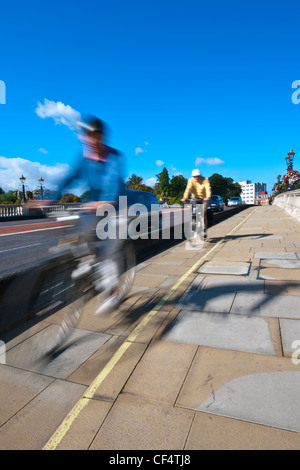 Radfahrer in einem Radweg über Kingston Bridge fahren. Stockfoto