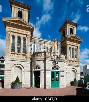 Die Tourist Information Centre in der Mitte des Marktplatzes in Market House untergebracht. Das viktorianische Gebäude verfügt über eine gilde Stockfoto