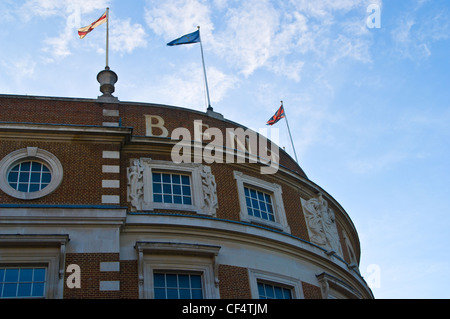 Die 1930er Jahre Fassade des Bentalls in Kingston. Das Gebäude wurde im Jahre 1935 von Sir Christopher Wren Design inspiriert für Hamp abgeschlossen. Stockfoto