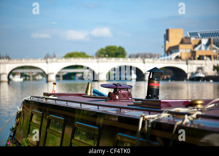 Ein Kanal Schiff festgemacht an der Themse mit Kingston Bridge im Hintergrund. Stockfoto