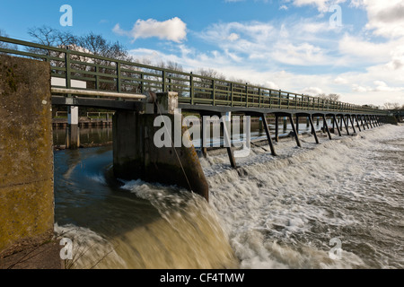 Schleuse in das Wehr bei Teddington Lock, die vorgelagerten Grenze von Ebbe und Flut an der Themse. Stockfoto