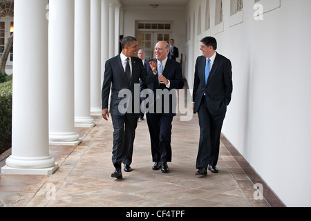 Präsident Barack Obama geht entlang der Kolonnade des weißen Hauses mit ausgehende Stabschef Bill Daley (L) und sein Nachfolger Office of Management und Budget-Regisseur Jack Lew 9. Januar 2012 in Washington, DC. Obama kündigte Daleys Resignation und Lews Termin, um ihn zu ersetzen. Stockfoto