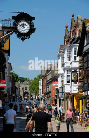 Menschen zu Fuß entlang der Hauptstraße in der historischen Stadt Winchester. Stockfoto