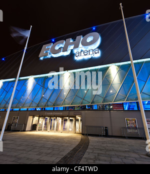 Der Eingang zum Echo Arena Liverpool auf dem ehemaligen König Dock in der Nacht. Stockfoto