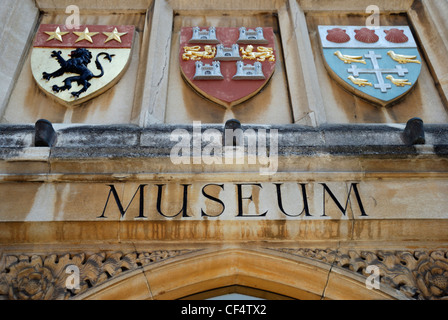 Wappen über dem Eingang zum Museum der Stadt Winchester. Das Museum erzählt die Geschichte der Stadt durch Anzeige von seiner extens Stockfoto