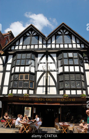 Menschen sitzen an Tischen vor Gott gezeugt hat Haus in Winchester High Street. Das Gebäude stammt aus dem 1050 und ist jetzt ein ASK-Pi Stockfoto