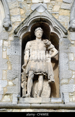 Eine Statue von George III in der römischen kleiden oben Bargate, ein Gebäude in Southampton, die einst Teil der befestigten Ci Norman Stockfoto