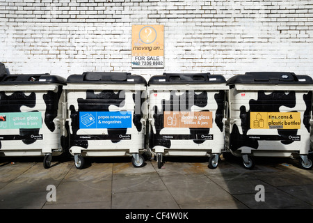 Vier Hackney Borough Council-recycling-Behälter lackiert in schwarz und weiß wie friesische Kühe. Stockfoto