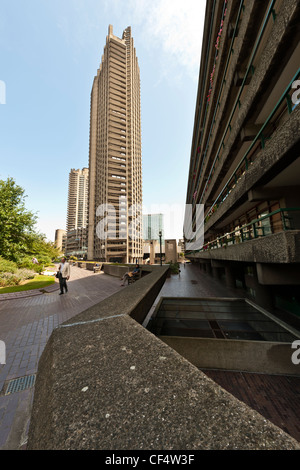 Blick vom hohen Niveau Gehweg in Richtung Shakespeare Turm, einer der höchsten Wohntürme Londons mit Details des konkreten Abs. Stockfoto